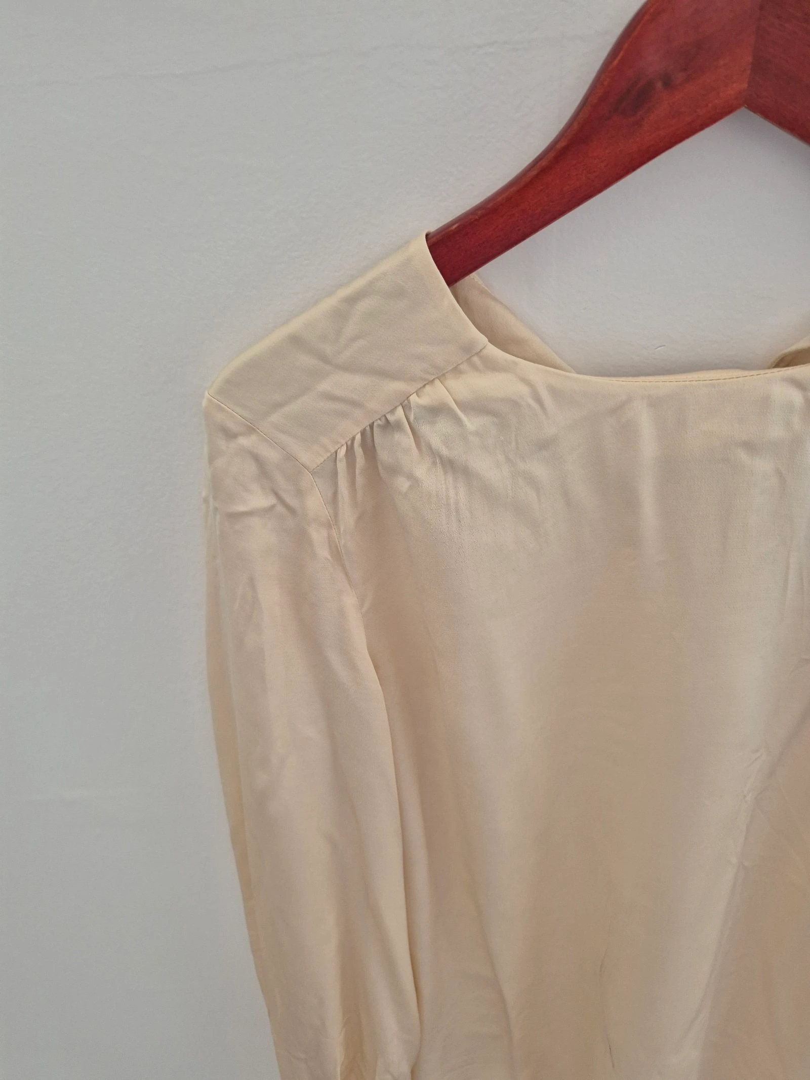 H&M crèmekleurige satijnlook blouse met knoopjes 36 S  – photo 3